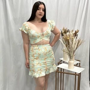 Beautiful floral skirt set! Perfect for this summer. Tru size.